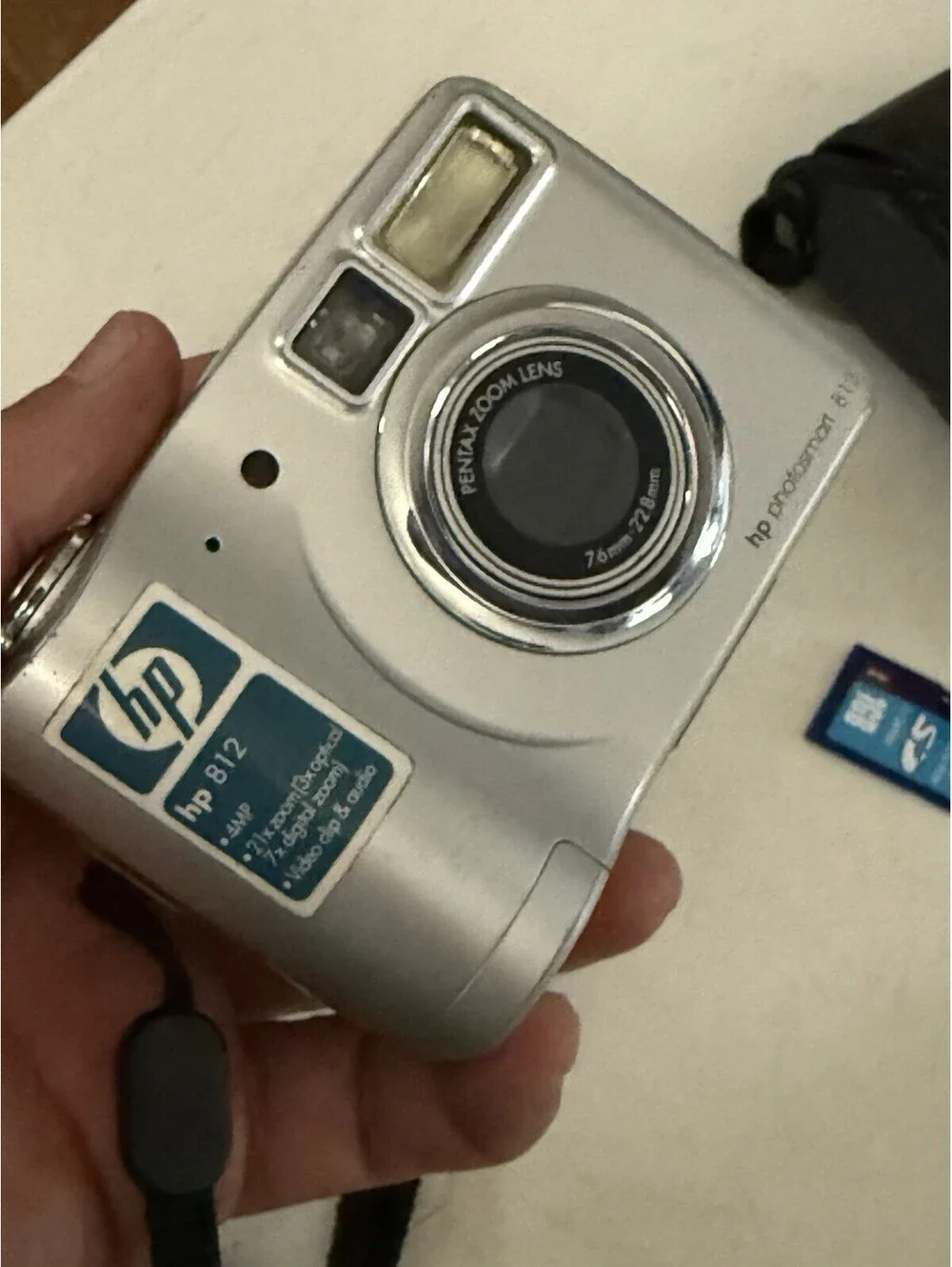 HP PhotoSmart 812, 4.0 MP Compact Digital Camera W/case, 1gb Memory Card , Works